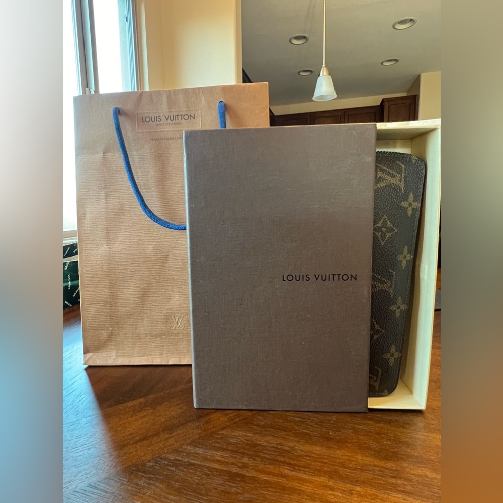 Louis Vuitton Monogram Zippy wallet